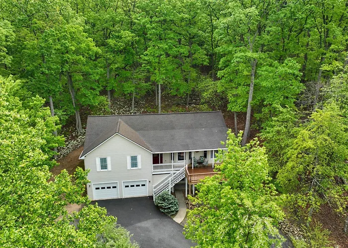 17-Seat Home Theater, Hot Tub, Huge Game Room!